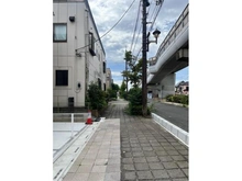 【埼玉県/越谷市登戸町】越谷市登戸町新築戸建 前面道路：歩道は整備されています。