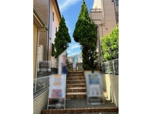 【埼玉県/川口市柳崎】川口市柳崎4丁目中古戸建 外観：画面右側の建物