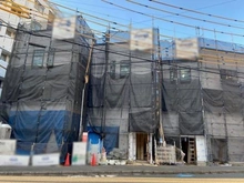 【埼玉県/さいたま市浦和区高砂】さいたま市浦和区高砂4丁目新築戸建　A号棟 建築中の外観：全3区画　左側部分