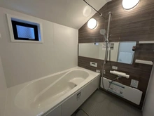 【埼玉県/さいたま市南区神明】さいたま市南区神明2丁目　新築戸建 浴室：換気のできる窓付き