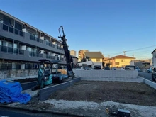 【埼玉県/蕨市中央】蕨市中央3丁目　新築戸建2号棟 現地（建築前）：全３区画　重機のある奥の区画