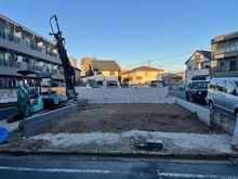 【埼玉県/蕨市中央】蕨市中央3丁目　新築戸建2号棟 現地（建築前）：全３区画　重機のある奥の区画