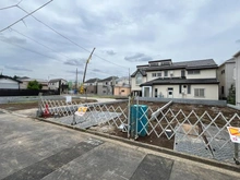 【埼玉県/さいたま市中央区大戸】さいたま市中央区大戸3丁目新築戸建　2号棟 建築中の外観：全2棟・左