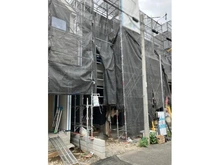 【埼玉県/さいたま市浦和区上木崎】さいたま市浦和区上木崎8丁目新築戸建　2号棟 建築中の外観：全３棟／中央
