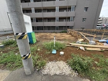 【埼玉県/さいたま市浦和区仲町】さいたま市浦和区仲町4丁目 新築戸建て 4号棟 建築中の外観：全6区画、中央