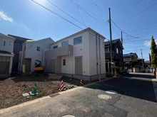 【埼玉県/川口市芝高木】川口市芝高木1丁目5759番新築戸建てB号棟 建築中の外観：全5棟・右側