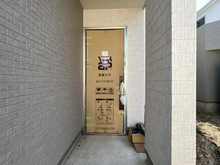 【埼玉県/川口市芝高木】川口市芝高木1丁目5759番新築戸建てE号棟 玄関：全5棟