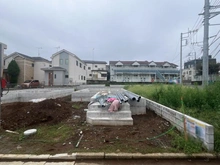 【埼玉県/新座市野寺】新座市野寺一丁目新築戸建て1号棟 建築中の外観：全5号棟　中央手前