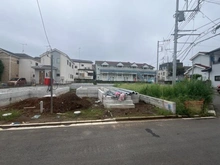【埼玉県/新座市野寺】新座市野寺一丁目新築戸建て1号棟 建築中の外観：全5号棟　中央手前