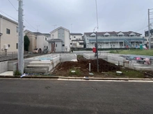【埼玉県/新座市野寺】新座市野寺一丁目新築戸建て2号棟 建築中の外観：全5号棟　手前左側