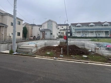 【埼玉県/新座市野寺】新座市野寺一丁目新築戸建て2号棟 建築中の外観：全5号棟　手前左側