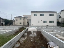 【埼玉県/新座市野寺】新座市野寺一丁目新築戸建て3号棟 建築中の外観：全5号棟　中央最奥部