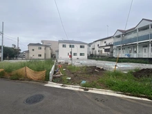 【埼玉県/新座市野寺】新座市野寺一丁目新築戸建て3号棟 建築中の外観：全5号棟　中央最奥部