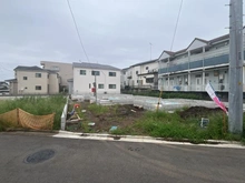 【埼玉県/新座市野寺】新座市野寺一丁目新築戸建て4号棟 建築中の外観：全5号棟　右から2つ目