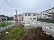 【埼玉県/新座市野寺】新座市野寺一丁目新築戸建て4号棟 建築中の外観：全5号棟　奥から2つ目