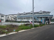 【埼玉県/新座市野寺】新座市野寺一丁目新築戸建て5号棟 建築中の外観：全5号棟　中央手前