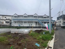 【埼玉県/新座市野寺】新座市野寺一丁目新築戸建て5号棟 建築中の外観：全5区画　中央手前
