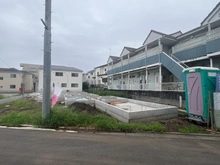 【埼玉県/新座市野寺】新座市野寺一丁目新築戸建て5号棟 建築中の外観：全5区画　中央手前