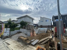【千葉県/松戸市六高台】松戸市六高台6丁目新築一戸建て1号棟 建築中の外観：全3棟／一番左