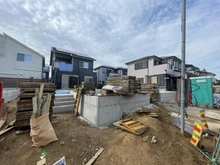 【千葉県/松戸市六高台】松戸市六高台6丁目新築一戸建て2号棟 建築中の外観：全3棟／中央