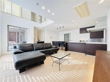 【東京都/葛飾区南水元】葛飾区南水元4丁目戸建て リビング：吹抜のため、解放感がございます。
※家具調度品は価格に含まれません