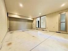 【東京都/葛飾区南水元】葛飾区南水元4丁目戸建て 駐車場：ビルトインのシャッター付駐車場で、お車を室内から眺めることが出来ます。