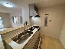 【東京都/葛飾区細田】葛飾区細田4丁目戸建て キッチン：家具・調度品は価格に含めません。