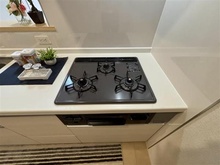 【東京都/葛飾区細田】葛飾区細田4丁目戸建て キッチン：三口コンロ