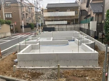【東京都/豊島区西巣鴨】豊島区西巣鴨1丁目　A号棟 建築中の外観：全2棟／手前