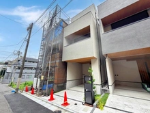【東京都/渋谷区本町】渋谷区本町6丁目 新築戸建て B号棟 外観：全4区画/中央の建物が対象物件です