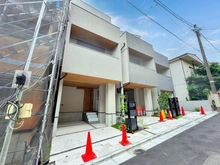 【東京都/渋谷区本町】渋谷区本町6丁目 新築戸建て B号棟 外観：全4区画/左から2番目の建物が対象物件です