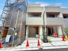 【東京都/渋谷区本町】渋谷区本町6丁目 新築戸建て B号棟 外観：全4区画/中央の建物が対象物件です