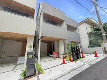 【東京都/渋谷区本町】渋谷区本町6丁目 新築戸建て C号棟 外観：全4区画/写真 左から2番目が対象物件です
