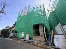 【東京都/世田谷区祖師谷】世田谷区祖師谷5丁目　2号棟 建築中の外観：全２棟／左側
