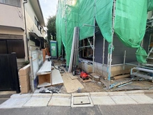 【東京都/世田谷区祖師谷】世田谷区祖師谷5丁目　2号棟 建築中の外観：全２棟／写真中央