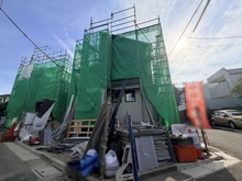 【東京都/世田谷区祖師谷】世田谷区祖師谷5丁目　1号棟 建築中の外観：全２棟／右側