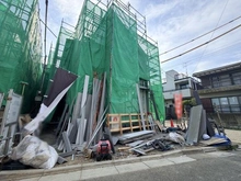 【東京都/世田谷区祖師谷】世田谷区祖師谷5丁目　1号棟 建築中の外観：全２棟／右側