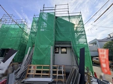 【東京都/世田谷区祖師谷】世田谷区祖師谷5丁目　1号棟 建築中の外観：全２棟／右側