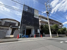 【東京都/足立区佐野】足立区佐野2丁目zero-e　A号棟 建築中の外観：全２棟／手前側