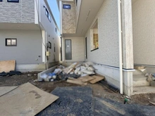 【東京都/足立区伊興】足立区伊興4丁1号棟 建築中の外観：全5区画1号棟（写真中央駐車部分）