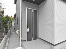 【東京都/町田市鶴川】町田市鶴川4丁目　新築一戸建て　2号棟 / 全2棟 玄関