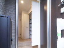 【神奈川県/相模原市中央区陽光台】相模原市中央区陽光台2丁目新築戸建　1号棟 玄関：収納