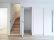 【神奈川県/相模原市中央区陽光台】相模原市中央区陽光台2丁目新築戸建　1号棟 リビング・ダイニング：収納