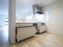 【神奈川県/相模原市中央区陽光台】相模原市中央区陽光台2丁目新築戸建　1号棟 キッチン：収納