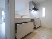 【神奈川県/相模原市中央区陽光台】相模原市中央区陽光台2丁目新築戸建　 2号棟 キッチン：収納