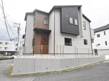 【東京都/町田市図師町】町田市図師町　新築一戸建て　2号棟 / 全6棟 外観：写真中央／全5棟