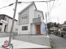 【東京都/町田市図師町】町田市図師町　新築一戸建て　4号棟 / 全6棟 外観：写真中央／全5棟
