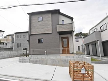【東京都/町田市図師町】町田市図師町　新築一戸建て　5号棟 / 全6棟 外観：写真中央／全5棟
