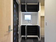 【神奈川県/相模原市緑区西橋本】相模原市緑区西橋本3丁目　新築一戸建て　全1棟 玄関：収納