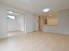 【神奈川県/相模原市緑区西橋本】相模原市緑区西橋本3丁目　新築一戸建て　全1棟 リビング・ダイニング：（奥）洋室